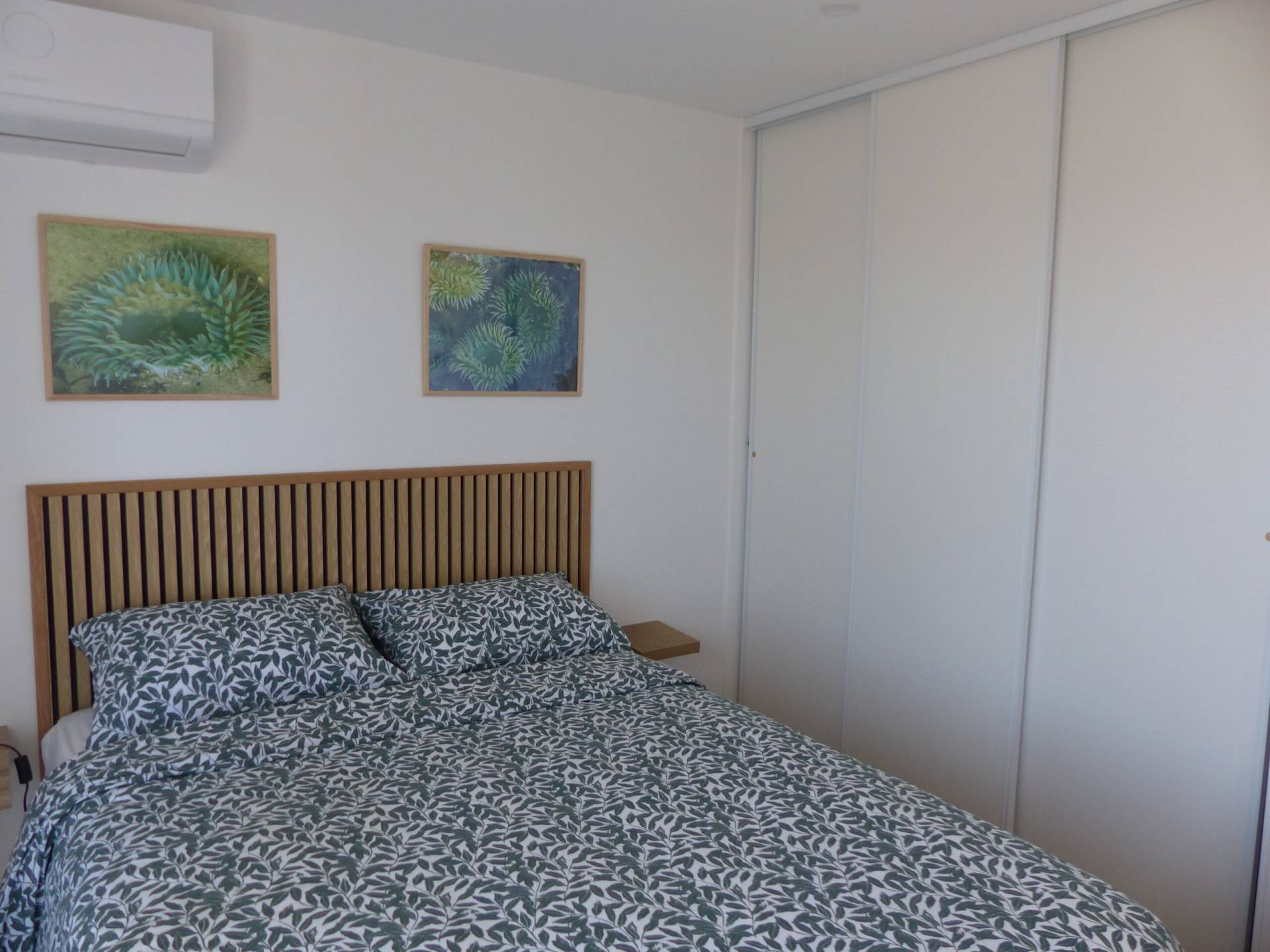 Chambre du Rez-de-chaussée lit double avec son balcon vue mer