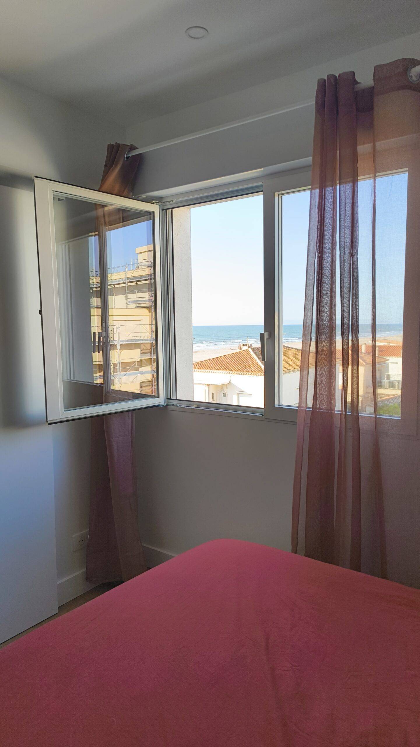 chambre 1ere étage du duplex le 50 a Narbonne plage avec vue mer