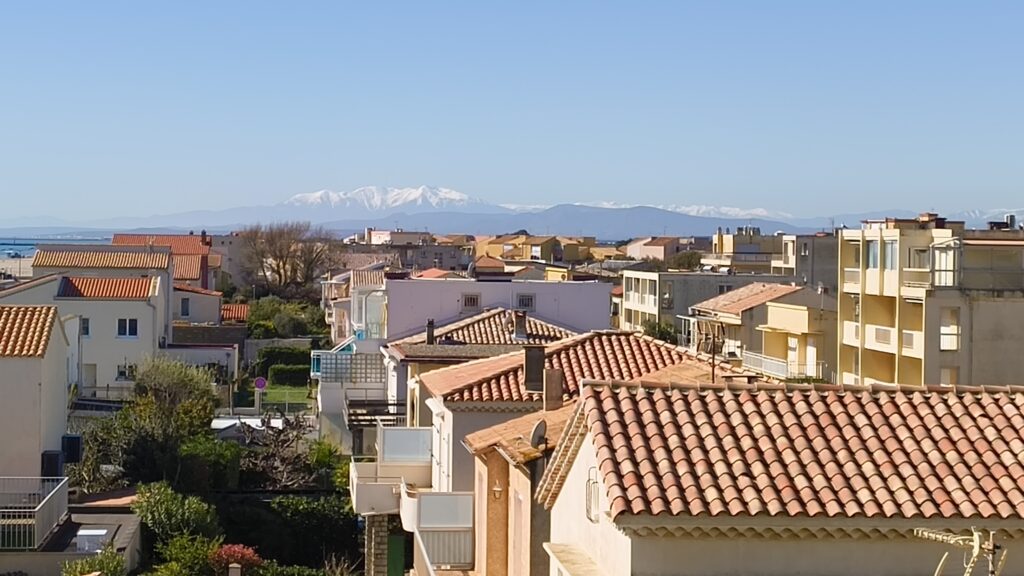 vue sur le canigou, pyrénées depuis la terrasse le 50 duplex a Narbonne Plage