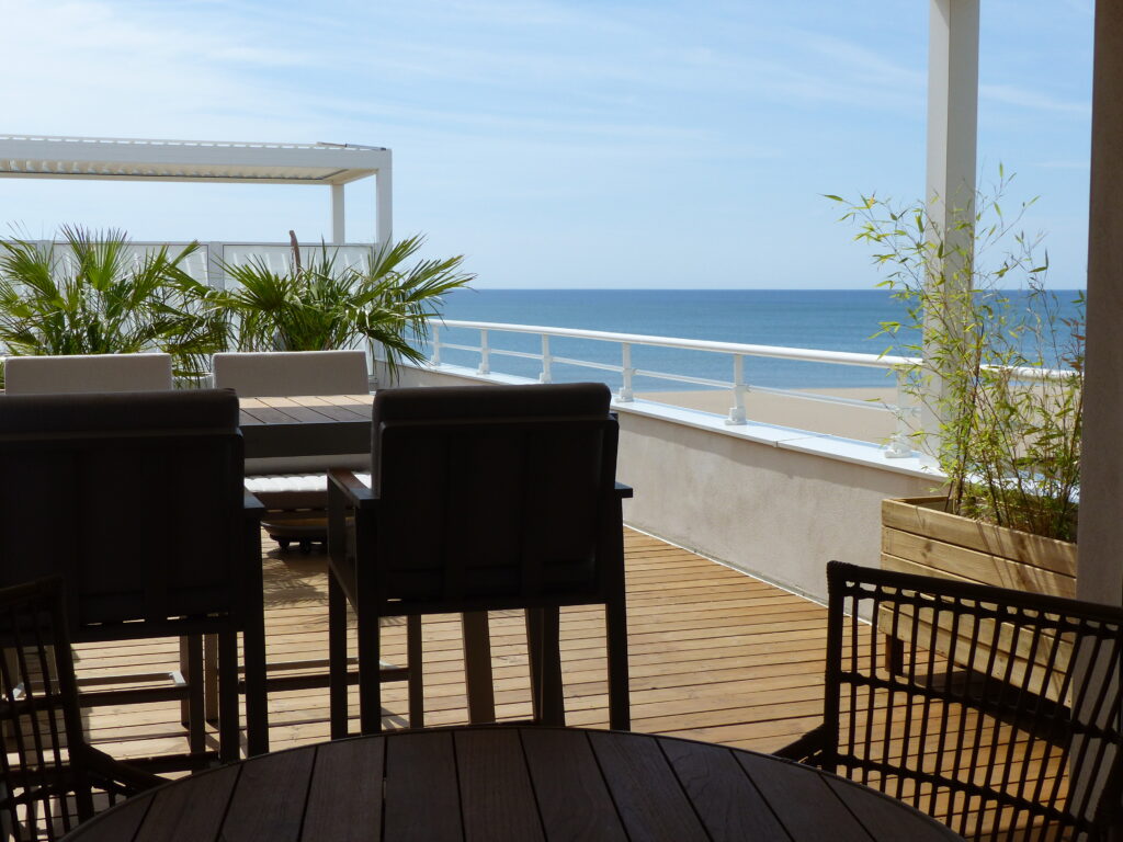 Vue du salon sur la terrasse du 50 duplex a narbonne plage