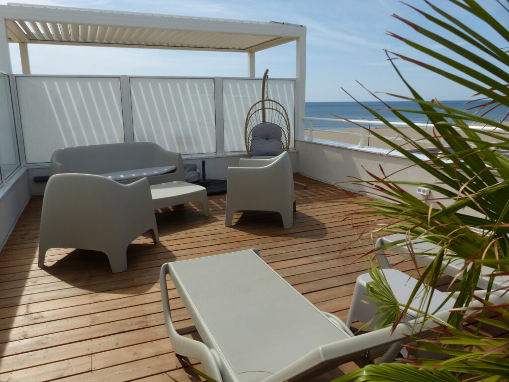 coin détente sur la terrasse du duplex le 50 a narbonne plage